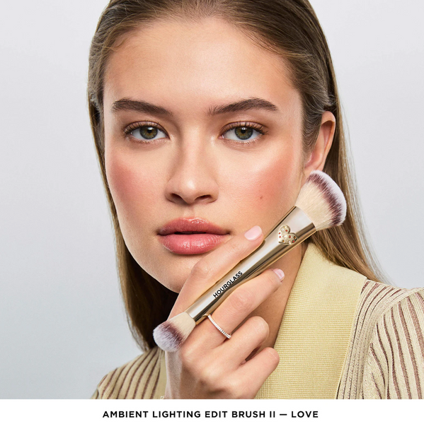Пензлик для макіяжу Hourglass Ambient Lighting Edit Brush II, Love 567657 фото